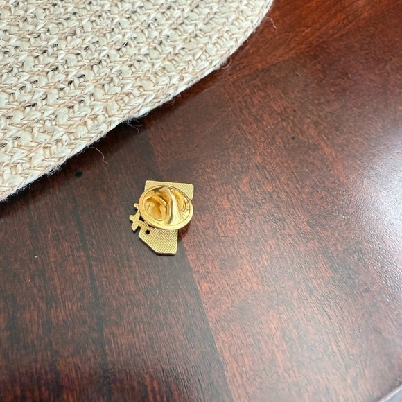#1 gold Tone Pin - Picture 2 of 3
